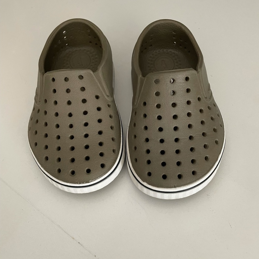 Native classic khaki shoes